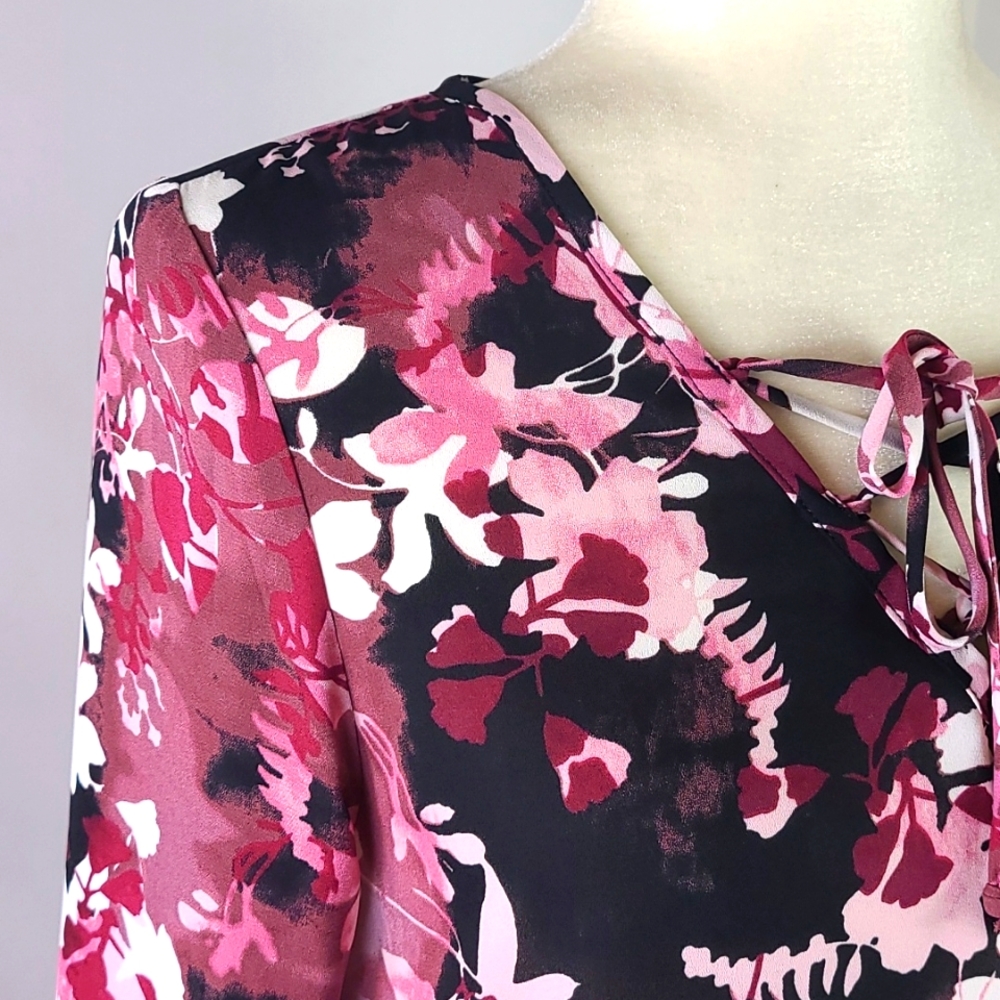 Quintessential Split Sleeve Blouse - Picture 3 of 14